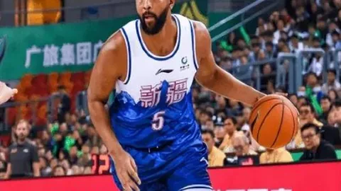 奥尼尔发起反击，杜兰特助攻扣篮得分